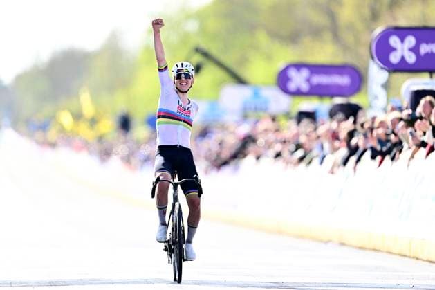 Ronde van Vlaanderen 2026 Cycling Race OUDENAARDE, BELGIUM - APRIL 05 : Pogacar Tadej (SLO) of UAE Team Emirates - XRG celebrates the victory during the 110th edition of Ronde van Vlaanderen an UCI World Tour 1.UWT one day cycling road race for Men Elite of 271 km with start in Antwerpen and finish in Oudenaarde on April 5, 2026 in Oudenaarde, Belgium, 05 04 2026 ( Motordriver Guy De Vuyst - Oudenaarde Belgium  Copyright: xPeterxDexVoechtx