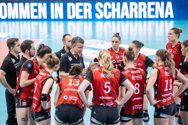 Alexander Waibl Coach Dresdner SC Speech to the team GER, Allianz MTV Stuttgart Dresdner SC, Volleyball Bundesliga, VBL, 2025 2026 season, playoffs semi-final, match 1, 05 04 2026 GER, Allianz MTV Stuttgart Dresdner SC, Volleyball Bundesliga, VBL, 2025 2026 season, playoffs semi-final, match 1, 05 04 2026 Stuttgart Copyright: xSandyxDinkelackerx EP_SDR