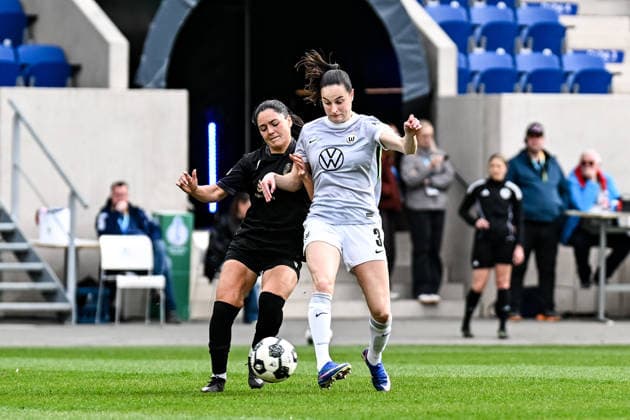 Fußball I Frauen I Saison 2025-2026 I DFB-Pokal I FC Carl Zeiss Jena - VfL Wolfsburg I 05.04.2026 Zweikampf Olivia Johansson Alcaide (9, FC Carl Zeiss Jena) und Caitlin Dijkstra (3, VfL Wolfsburg) Jena Ernst-Abbe-Sportfeld, ad hoc Arena Thüringen Deutschland Copyright: xLobeca InesxHähnelx