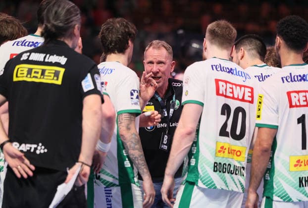 GER HBL Season 2025 2026 FÜCHSE Berlin vs SC DhfK Leipzig, 05 04 26, Max Schmeling Halle, Berlin, Timeout, Team SC DhfK Leipzig, Speech, Coaching, Frank CARSTENS SC DHfK Leipzig Coach