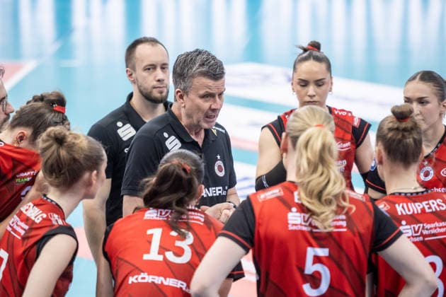 Alexander Waibl Coach Dresdner SC Speech to the team GER, Allianz MTV Stuttgart Dresdner SC, Volleyball Bundesliga, VBL, 2025 2026 season, playoffs semi-final, match 1, 05 04 2026 GER, Allianz MTV Stuttgart Dresdner SC, Volleyball Bundesliga, VBL, 2025 2026 season, playoffs semi-final, match 1, 05 04 2026 Stuttgart Copyright: xSandyxDinkelackerx EP_SDR