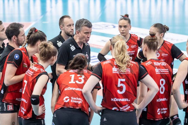Alexander Waibl Coach Dresdner SC Speech to the team GER, Allianz MTV Stuttgart Dresdner SC, Volleyball Bundesliga, VBL, 2025 2026 season, playoffs semi-final, match 1, 05 04 2026 GER, Allianz MTV Stuttgart Dresdner SC, Volleyball Bundesliga, VBL, 2025 2026 season, playoffs semi-final, match 1, 05 04 2026 Stuttgart Copyright: xSandyxDinkelackerx EP_SDR