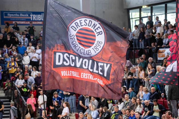 Fan Flag Dresdner SC GER, Allianz MTV Stuttgart Dresdner SC, Volleyball Bundesliga, VBL, Season 2025 2026, Playoffs Semifinal, Game 1, 05 04 2026 GER, Allianz MTV Stuttgart Dresdner SC, Volleyball Bundesliga, VBL, Season 2025 2026, Playoffs Semifinal, Game 1, 05 04 2026 Stuttgart Copyright: xSandyxDinkelackerx EP_SDR