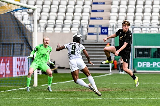 Soccer I Women I Season 2025 2026 I DFB Cup I FC Carl Zeiss Jena VfL Wolfsburg I 05 04 2026 Jasmin Janning 1, FC Carl Zeiss Jena is tested by Lineth Beerensteyn 9, VfL Wolfsburg with a header, on the right Gwendolyn Mummert 27, FC Carl Zeiss Jena rushes over to intervene Jena Ernst Abbe Sportfeld, ad hoc Arena Thüringen Germany Copyright: xLobeca InesxHähnelx