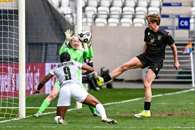 Soccer I Women I Season 2025 2026 I DFB Cup I FC Carl Zeiss Jena VfL Wolfsburg I 05 04 2026 Jasmin Janning 1, FC Carl Zeiss Jena is tested by Lineth Beerensteyn 9, VfL Wolfsburg with a header, on the right Gwendolyn Mummert 27, FC Carl Zeiss Jena rushes over to intervene Jena Ernst Abbe Sportfeld, ad hoc Arena Thüringen Germany Copyright: xLobeca InesxHähnelx