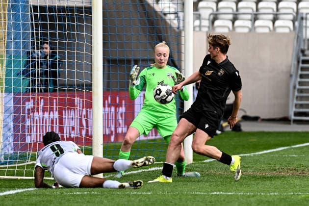 Soccer I Women I Season 2025 2026 I DFB Cup I FC Carl Zeiss Jena VfL Wolfsburg I 05 04 2026 Jasmin Janning 1, FC Carl Zeiss Jena is tested by Lineth Beerensteyn 9, VfL Wolfsburg with a header, on the right Gwendolyn Mummert 27, FC Carl Zeiss Jena rushes over to intervene Jena Ernst Abbe Sportfeld, ad hoc Arena Thüringen Germany Copyright: xLobeca InesxHähnelx
