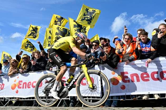 Ronde van Vlaanderen 2026 Cycling Race OUDENAARDE, BELGIUM - APRIL 05 : Van Aert Wout (BEL) of Team Visma I Lease a Bike on the Paterberg climb during the 110th edition of Ronde van Vlaanderen an UCI World Tour 1.UWT one day cycling road race for Men Elite of 271 km with start in Antwerpen and finish in Oudenaarde on April 5, 2026 in Oudenaarde, Belgium, 05 04 2026 ( Motordriver Guy De Vuyst - Oudenaarde Belgium  Copyright: xJanxDexMeuleneirx