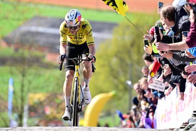 Ronde van Vlaanderen 2026 Cycling Race OUDENAARDE, BELGIUM - APRIL 05 : Van Aert Wout (BEL) of Team Visma I Lease a Bike on the Paterberg climb during the 110th edition of Ronde van Vlaanderen an UCI World Tour 1.UWT one day cycling road race for Men Elite of 271 km with start in Antwerpen and finish in Oudenaarde on April 5, 2026 in Oudenaarde, Belgium, 05 04 2026 ( Motordriver Guy De Vuyst - Oudenaarde Belgium  Copyright: xJanxDexMeuleneirx