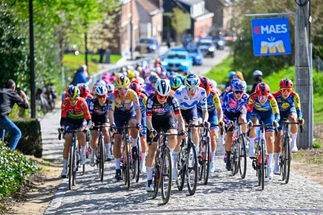 Ronde van Vlaanderen Women 2026 Cycling Race OUDENAARDE, BELGIUM - APRIL 05 : Chabbey Elise (SUI) of FDJ United - SUEZ leading the peloton during the 23rd edition of Ronde van Vlaanderen Women an UCI Women s World Tour 1.WWT one day cycling road race for Women Elite of 164 km with start in Oudenaarde and finish in Oudenaarde on April 5, 2026 in Oudenaarde, Belgium, 05 04 2026 ( Motordriver Serge Seynaeve - Oudenaarde Belgium  Copyright: xTomasxSiskx