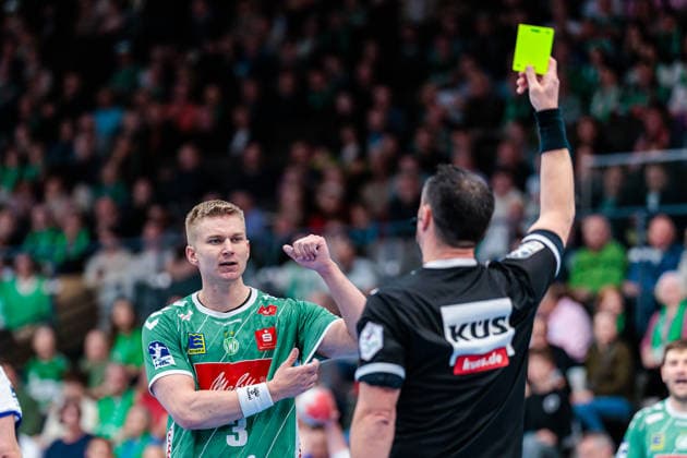 Yellow card against Daniel Astrup Pedersen GWD Minden, 03 by Fabian Baumgart Referee GER, GWD Minden vs Handball Sport Verein Hamburg, Handball, 1 Bundesliga, Matchday 27, Season 2025 2026, 05 04 2026 GER, GWD Minden vs Handball Sport Verein Hamburg, Handball, 1 Bundesliga, Matchday 27, Season 2025 2026, 05 04 2026 Minden Copyright: xEibner-Pressefoto JanxRollingerx EP_JSK