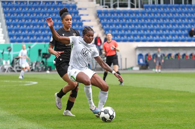 DFB Pokal Women FC Carl Zeiss Jena VfL Wolfsburg 05 04 26 Lineth Beerensteyn 9, VfL Wolfsburg in front of Josephine Bonsu 23, Carl Zeiss Jena Soccer, DFB Pokal Women, Semifinal FC Carl Zeiss Jena vs VfL Wolfsburg on 05 04 26 at Ernst Abbe Sportfeld ad hoc arena, Jena DFL REGULATIONS PROHIBIT ANY USE OF PHOTOGRAPHS AS IMAGE SEQUENCES AND OR QUASI VIDEO Copyright: xBEAUTIFULxSPORTS JanxKaeferx