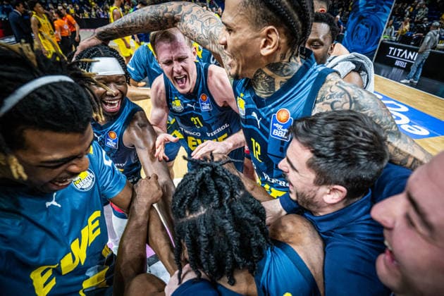 Sport Bilder des Tages Basketball Berlin 05.04.2026 Saison 2025 2026 EasyCredit BBL 1. Bundesliga Männer, Herren Alba Berlin - EWE Baskets Oldenburg jubel Oldenburg nach dem Sieg *** Basketball Berlin 05 04 2026 Season 2025 2026 EasyCredit BBL 1 Bundesliga Men, Men Alba Berlin EWE Baskets Oldenburg jubil Oldenburg after the victory
