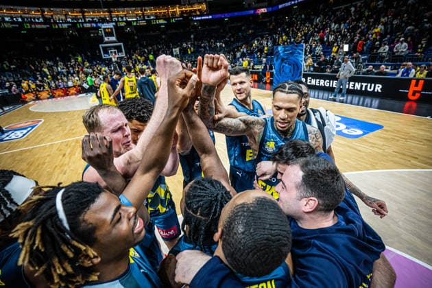 Basketball Berlin 05 04 2026 Season 2025 2026 EasyCredit BBL 1 Bundesliga Men, Men Alba Berlin EWE Baskets Oldenburg jubil Oldenburg after the victory