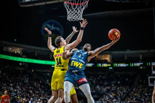 Basketball Berlin 05 04 2026 Season 2025 2026 EasyCredit BBL 1 Bundesliga Men, Men Alba Berlin EWE Baskets Oldenburg Chris Clemons Oldenburg, No 03 Justin Bean Alba Berlin, No 34