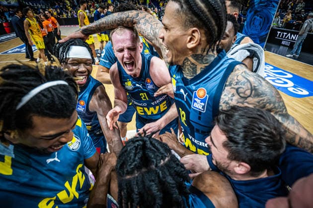 Basketball Berlin 05 04 2026 Season 2025 2026 EasyCredit BBL 1 Bundesliga Men, Men Alba Berlin EWE Baskets Oldenburg jubil Oldenburg after the victory