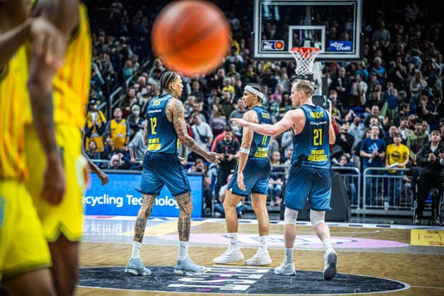 Basketball Berlin 05 04 2026 Season 2025 2026 EasyCredit BBL 1 Bundesliga Men, Men Alba Berlin EWE Baskets Oldenburg jubel oldenburg Michale Kyser Oldenburg, No 12 Seth Hinrichs Oldenburg, No 21 Nicholas Tischler Oldenburg, No 11