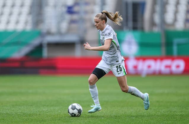 GER, Jena, Carl Zeiss Jena vs Vfl Wolfsburg, DFB-Pokal Frauen, Fussball, DFB, Spielzeit 2025 2026, ad hoc Arena im Ernst-Abbe-Sportfeld, Halbfinale im Bild: Vivien Endemann (VfL Wolfsburg Frauen 25) DFB DFL REGULATIONS PROHIBIT ANY USE OF PHOTOGRAPHS AS IMAGE SEQUENCES AND OR QUASI-VIDEO, 05.04.2025 *** GER, Jena, Carl Zeiss Jena vs Vfl Wolfsburg, DFB Pokal Women, Football, DFB, Season 2025 2026, ad hoc Arena im Ernst Abbe Sportfeld, Semifinal im Bild Vivien Endemann VfL Wolfsburg Frauen 25 DFB DFL REGULATIONS PROHIBIT ANY USE OF PHOTOGRAPHS AS IMAGE SEQUENCES AND OR QUASI VIDEO, 05 04 2025 Copyright: HMBxMedia HendrikxHamelau