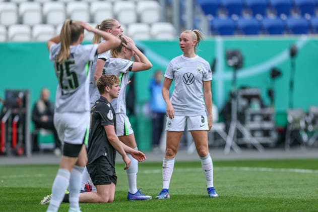 GER, Jena, Carl Zeiss Jena vs Vfl Wolfsburg, DFB Cup Women, Football, DFB, 2025 2026 season, ad hoc Arena at Ernst Abbe Sportfeld, semi-final in the picture Frustration and emotions at Vfl Wolfsburg DFB DFL REGULATIONS PROHIBIT ANY USE OF PHOTOGRAPHS AS IMAGE SEQUENCES AND OR QUASI VIDEO, 05 04 2025 Copyright: HMBxMedia HendrikxHamelau