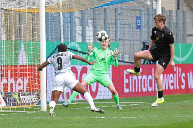 DFB Pokal Frauen FC Carl Zeiss Jena VfL Wolfsburg 05 04 26 Lineth Beerensteyn 9, VfL Wolfsburg with the header chance against goalkeeper Jasmin Janning 1, Carl Zeiss Jena Fußball, DFB Pokal Frauen, Halbfinale FC Carl Zeiss Jena vs VfL Wolfsburg am 05 04 26 im Ernst Abbe Sportfeld ad hoc arena, Jena DFL REGULATIONS PROHIBIT ANY USE OF PHOTOGRAPHS AS IMAGE SEQUENCES AND OR QUASI VIDEO Copyright: xBEAUTIFULxSPORTS JanxKaeferx