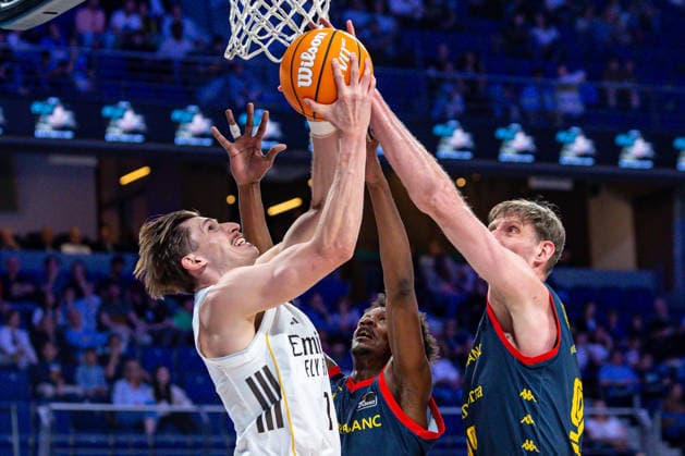 ESP Real Madrid v Morabanc Andorra Liga Endesa David Kramer of Real Madrid and Pustovyi of Andorra during the Liga Endesa match, between Real Madrid and Morabanc Andorra played at Movistar Arena Stadium on April 5, 2026 in Madrid Spain Spain Madrid Spain Basketball Copyright: xAlbaxPachecox xAgenciaxLOFx