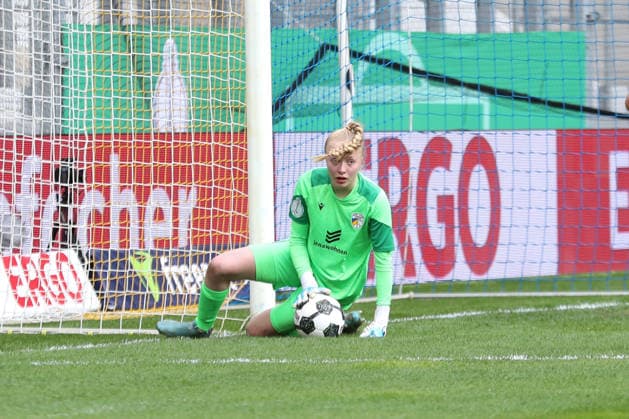 DFB Pokal Women FC Carl Zeiss Jena VfL Wolfsburg 05 04 26 Goalkeeper Jasmin Janning 1, Carl Zeiss Jena held the ball Soccer, DFB Pokal Women, Semi-Final FC Carl Zeiss Jena vs VfL Wolfsburg on 05 04 26 at Ernst Abbe Sportfeld ad hoc arena, Jena DFL REGULATIONS PROHIBIT ANY USE OF PHOTOGRAPHS AS IMAGE SEQUENCES AND OR QUASI VIDEO Copyright: xBEAUTIFULxSPORTS JanxKaeferx