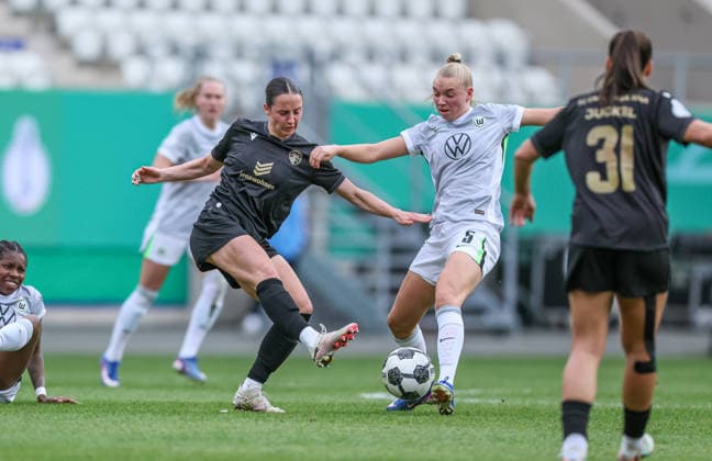 GER, Jena, Carl Zeiss Jena vs Vfl Wolfsburg, DFB Pokal Women, Football, DFB, Season 2025 2026, ad hoc Arena im Ernst Abbe Sportfeld, Semifinal in the picture from l Elena Mühlemann Carl Zeiss Jena Women 30 , Ella Peddemors VfL Wolfsburg Women 5 DFB DFL REGULATIONS PROHIBIT ANY USE OF PHOTOGRAPHS AS IMAGE SEQUENCES AND OR QUASI VIDEO, 05 04 2025 Copyright: HMBxMedia HendrikxHamelau