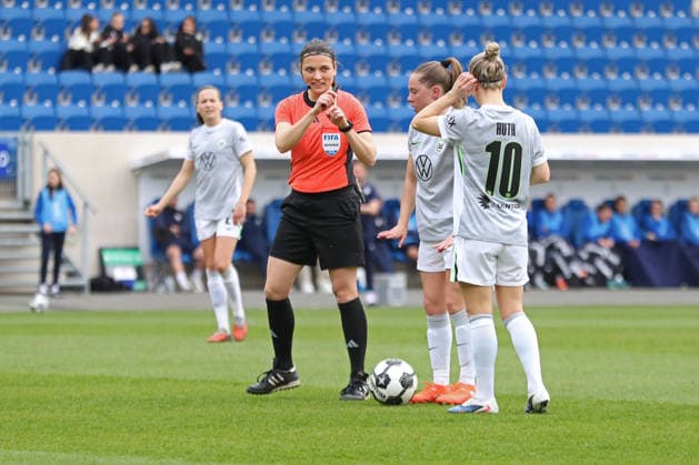 DFB Pokal Women FC Carl Zeiss Jena VfL Wolfsburg 05 04 26 Referee Angelika Söder at free kick Soccer, DFB Pokal Women, Semifinal FC Carl Zeiss Jena vs VfL Wolfsburg on 05 04 26 at Ernst Abbe Sportfeld ad hoc arena, Jena DFL REGULATIONS PROHIBIT ANY USE OF PHOTOGRAPHS AS IMAGE SEQUENCES AND OR QUASI VIDEO Copyright: xBEAUTIFULxSPORTS JanxKaeferx