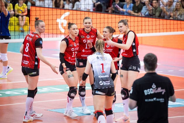Jette Kuipers Dresdner SC, 08 , Lorena Lorber Fijok Dresdner SC, 17 , Amanda Siksna Dresdner SC, 11 , Patricia Nestler Dresdner SC, 01 , Emma Grome Dresdner SC, 04 and Marta Kamelija Levinska Dresdner SC, 15 vlnr, critical looks GER, Allianz MTV Stuttgart Dresdner SC, Volleyball Bundesliga, VBL, 2025 2026 season, playoffs semi-finals, match 1, 05 04 2026 GER, Allianz MTV Stuttgart Dresdner SC, Volleyball Bundesliga, VBL, 2025 2026 season, playoffs semi-finals, match 1, 05 04 2026 Stuttgart Copyright: xSandyxDinkelackerx EP_SDR