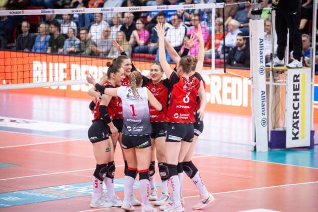 Emma Grome Dresdner SC, 04 , middle and team of Dresdner SC cheers, team circle, team spirit GER, Allianz MTV Stuttgart Dresdner SC, Volleyball Bundesliga, VBL, season 2025 2026, playoffs semi-finals, game 1, 05 04 2026 GER, Allianz MTV Stuttgart Dresdner SC, Volleyball Bundesliga, VBL, season 2025 2026, playoffs semi-finals, game 1, 05 04 2026 Stuttgart Copyright: xSandyxDinkelackerx EP_SDR