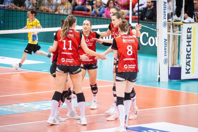 Emma Grome Dresdner SC, 04 , center and team critical looks GER, Allianz MTV Stuttgart Dresdner SC, Volleyball Bundesliga, VBL, 2025 2026 season, playoffs semi-finals, match 1, 05 04 2026 GER, Allianz MTV Stuttgart Dresdner SC, Volleyball Bundesliga, VBL, 2025 2026 season, playoffs semi-finals, match 1, 05 04 2026 Stuttgart Copyright: xSandyxDinkelackerx EP_SDR