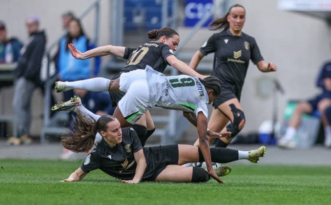 GER, Jena, Carl Zeiss Jena vs Vfl Wolfsburg, DFB Pokal Frauen, Fußball, DFB, Spielzeit 2025 2026, ad hoc Arena im Ernst Abbe Sportfeld, Halbfinale im Bild v l Felicia Sträßer Carl Zeiss Jena Frauen 8 , Lineth Beerensteyn VfL Wolfsburg Women 9 , duel, straddle DFB DFL REGULATIONS PROHIBIT ANY USE OF PHOTOGRAPHS AS IMAGE SEQUENCES AND OR QUASI VIDEO, 05 04 2025 Copyright: HMBxMedia HendrikxHamelau