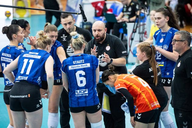 Konstantin Bitter Allianz MTV Stuttgart, Head Coach Timeout, Speech to the team GER, Allianz MTV Stuttgart Dresdner SC, Volleyball Bundesliga, VBL, Season 2025 2026, Playoffs Semifinal, Game 1, 05 04 2026 GER, Allianz MTV Stuttgart Dresdner SC, Volleyball Bundesliga, VBL, Season 2025 2026, Playoffs Semifinal, Game 1, 05 04 2026 Stuttgart Copyright: xSandyxDinkelackerx EP_SDR