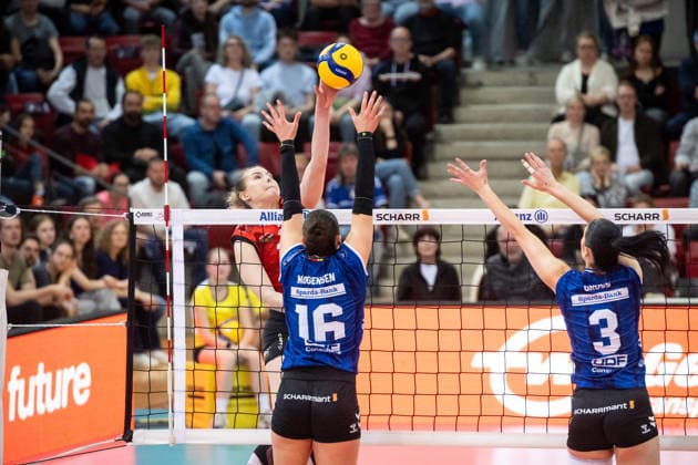 Marta Kamelija Levinska Dresdner SC, 15 vs Mikala Mogensen Allianz MTV Stuttgart, 16 and Jasmine Gross Allianz MTV Stuttgart, 03 GER, Allianz MTV Stuttgart Dresdner SC, Volleyball Bundesliga, VBL, 2025 2026 season, playoffs semi-finals, match 1, 05 04 2026 GER, Allianz MTV Stuttgart Dresdner SC, Volleyball Bundesliga, VBL, 2025 2026 season, playoffs semi-finals, match 1, 05 04 2026 Stuttgart Copyright: xSandyxDinkelackerx EP_SDR