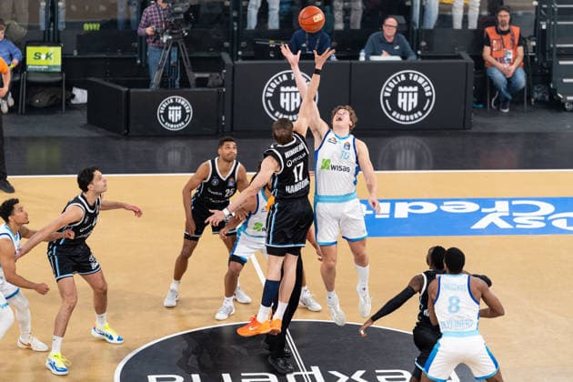 Tip-off, throw-off, Niklas Wimberg Veolia Towers Hamburg, 17 , Jacob Holt SKYLINERS Frankfurt, 10 , GER, Veolia Towers Hamburg vs SKYLINERS Frankfurt, Basketball, Bundesliga, Matchday 28, Season 2025 2026, 05 04 2026 GER, Veolia Towers Hamburg vs SKYLINERS Frankfurt, Basketball, Bundesliga, Matchday 28, Season 2025 2026, 05 04 2026 Hamburg Copyright: xEibner-Pressefoto MaxxVincenx EP_MVN