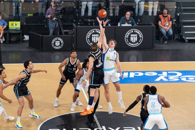Tip-off, throw-off, Niklas Wimberg Veolia Towers Hamburg, 17 , Jacob Holt SKYLINERS Frankfurt, 10 , GER, Veolia Towers Hamburg vs SKYLINERS Frankfurt, Basketball, Bundesliga, Matchday 28, Season 2025 2026, 05 04 2026 GER, Veolia Towers Hamburg vs SKYLINERS Frankfurt, Basketball, Bundesliga, Matchday 28, Season 2025 2026, 05 04 2026 Hamburg Copyright: xEibner-Pressefoto MaxxVincenx EP_MVN