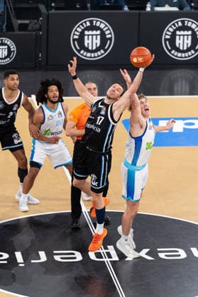 Tip-off, throw-off, Niklas Wimberg Veolia Towers Hamburg, 17 , Jacob Holt SKYLINERS Frankfurt, 10 , GER, Veolia Towers Hamburg vs SKYLINERS Frankfurt, Basketball, Bundesliga, Matchday 28, Season 2025 2026, 05 04 2026 GER, Veolia Towers Hamburg vs SKYLINERS Frankfurt, Basketball, Bundesliga, Matchday 28, Season 2025 2026, 05 04 2026 Hamburg Copyright: xEibner-Pressefoto MaxxVincenx EP_MVN