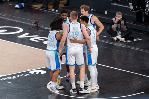 Frankfurt at the Huddle, Tiger Campbell SKYLINERS Frankfurt, 00 , William Christmas SKYLINERS Frankfurt, 08 , Till Pape SKYLINERS Frankfurt, 19 , Jacob Holt SKYLINERS Frankfurt, 10 , Garai Zeeb SKYLINERS Frankfurt, 03 , GER, Veolia Towers Hamburg vs SKYLINERS Frankfurt, Basketball, Bundesliga, Matchday 28, Season 2025 2026, 05 04 2026 GER, Veolia Towers Hamburg vs SKYLINERS Frankfurt, Basketball, Bundesliga, Matchday 28, Season 2025 2026, 05 04 2026 Hamburg Copyright: xEibner-Pressefoto MaxxVincenx EP_MVN