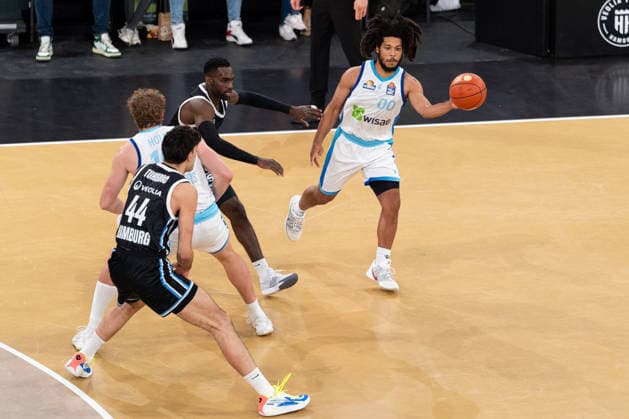 Tiger Campbell SKYLINERS Frankfurt, 00 Pass, Benedikt Turudic Veolia Towers Hamburg, 44 , Jacob Holt SKYLINERS Frankfurt, 10 , Osaro Rich Veolia Towers Hamburg, 03 , GER, Veolia Towers Hamburg vs SKYLINERS Frankfurt, Basketball, Bundesliga, Matchday 28, Season 2025 2026, 05 04 2026 GER, Veolia Towers Hamburg vs SKYLINERS Frankfurt, Basketball, Bundesliga, Matchday 28, Season 2025 2026, 05 04 2026 Hamburg Copyright: xEibner-Pressefoto MaxxVincenx EP_MVN