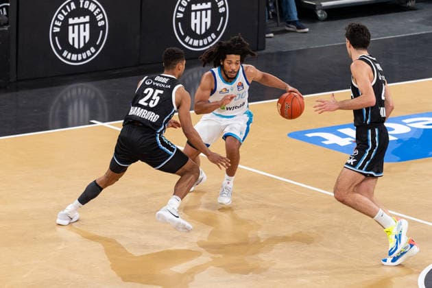 Tiger Campbell SKYLINERS Frankfurt, 00 dribbling against Kenneth Ogbe Veolia Towers Hamburg, 25 and Benedikt Turudic Veolia Towers Hamburg, 44 , GER, Veolia Towers Hamburg vs SKYLINERS Frankfurt, Basketball, Bundesliga, Matchday 28, Season 2025 2026, 05 04 2026 GER, Veolia Towers Hamburg vs SKYLINERS Frankfurt, Basketball, Bundesliga, Matchday 28, Season 2025 2026, 05 04 2026 Hamburg Copyright: xEibner-Pressefoto MaxxVincenx EP_MVN