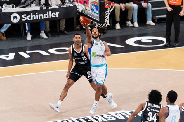 Tiger Campbell SKYLINERS Frankfurt, 00 on a lay-up, Kenneth Ogbe Veolia Towers Hamburg, 25 , Ross Williams Veolia Towers Hamburg, 34 , William Christmas SKYLINERS Frankfurt, 08 , GER, Veolia Towers Hamburg vs SKYLINERS Frankfurt, Basketball, Bundesliga, Matchday 28, Season 2025 2026, 05 04 2026 GER, Veolia Towers Hamburg vs SKYLINERS Frankfurt, Basketball, Bundesliga, Matchday 28, Season 2025 2026, 05 04 2026 Hamburg Copyright: xEibner-Pressefoto MaxxVincenx EP_MVN