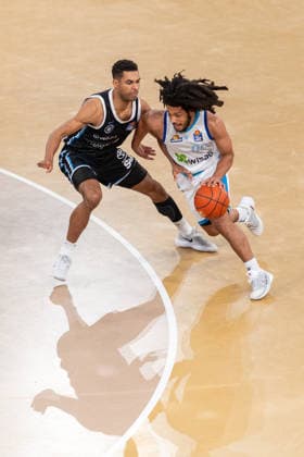 Tiger Campbell SKYLINERS Frankfurt, 00 dribbling against Kenneth Ogbe Veolia Towers Hamburg, 25 , GER, Veolia Towers Hamburg vs SKYLINERS Frankfurt, Basketball, Bundesliga, Matchday 28, Season 2025 2026, 05 04 2026 GER, Veolia Towers Hamburg vs SKYLINERS Frankfurt, Basketball, Bundesliga, Matchday 28, Season 2025 2026, 05 04 2026 Hamburg Copyright: xEibner-Pressefoto MaxxVincenx EP_MVN