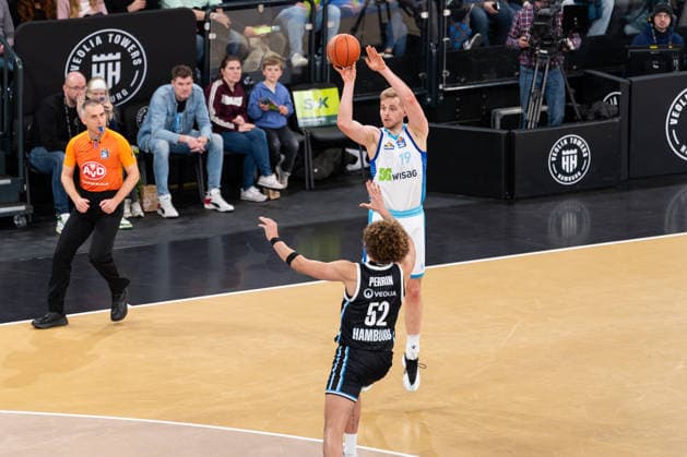 Till Pape SKYLINERS Frankfurt, 19 on throw, Zacharie Perrin Veolia Towers Hamburg, 52 , GER, Veolia Towers Hamburg vs SKYLINERS Frankfurt, Basketball, Bundesliga, Matchday 28, Season 2025 2026, 05 04 2026 GER, Veolia Towers Hamburg vs SKYLINERS Frankfurt, Basketball, Bundesliga, Matchday 28, Season 2025 2026, 05 04 2026 Hamburg Copyright: xEibner-Pressefoto MaxxVincenx EP_MVN