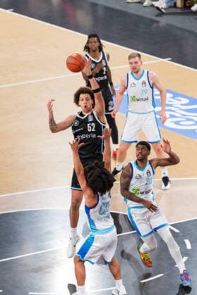 Zacharie Perrin Veolia Towers Hamburg, 52 Pass, Tiger Campbell SKYLINERS Frankfurt, 00 , Desmond Watson SKYLINERS Frankfurt, 20 , Till Pape SKYLINERS Frankfurt, 19 , GER, Veolia Towers Hamburg vs SKYLINERS Frankfurt, Basketball, Bundesliga, Matchday 28, Season 2025 2026, 05 04 2026 GER, Veolia Towers Hamburg vs SKYLINERS Frankfurt, Basketball, Bundesliga, Matchday 28, Season 2025 2026, 05 04 2026 Hamburg Copyright: xEibner-Pressefoto MaxxVincenx EP_MVN