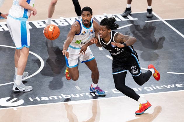 Leonard Thorpe Jr Veolia Towers Hamburg, 02 in duel, fight for the ball with William Christmas SKYLINERS Frankfurt, 08 , GER, Veolia Towers Hamburg vs SKYLINERS Frankfurt, Basketball, Bundesliga, Matchday 28, Season 2025 2026, 05 04 2026 GER, Veolia Towers Hamburg vs SKYLINERS Frankfurt, Basketball, Bundesliga, Matchday 28, Season 2025 2026, 05 04 2026 Hamburg Copyright: xEibner-Pressefoto MaxxVincenx EP_MVN