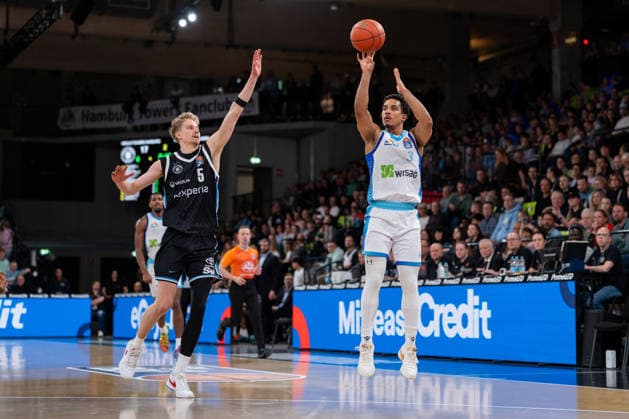 Garai Zeeb SKYLINERS Frankfurt, 03 on throw, Zsombor Maronka Veolia Towers Hamburg, 05 , GER, Veolia Towers Hamburg vs SKYLINERS Frankfurt, Basketball, Bundesliga, Matchday 28, Season 2025 2026, 05 04 2026 GER, Veolia Towers Hamburg vs SKYLINERS Frankfurt, Basketball, Bundesliga, Matchday 28, Season 2025 2026, 05 04 2026 Hamburg Copyright: xEibner-Pressefoto MaxxVincenx EP_MVN