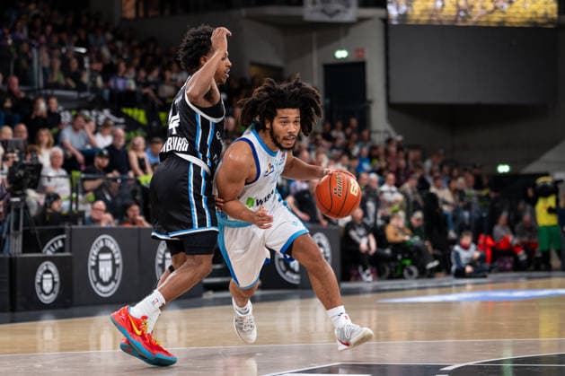 Tiger Campbell SKYLINERS Frankfurt, 00 dribbling against Ross Williams Veolia Towers Hamburg, 34 , GER, Veolia Towers Hamburg vs SKYLINERS Frankfurt, Basketball, Bundesliga, Matchday 28, Season 2025 2026, 05 04 2026 GER, Veolia Towers Hamburg vs SKYLINERS Frankfurt, Basketball, Bundesliga, Matchday 28, Season 2025 2026, 05 04 2026 Hamburg Copyright: xEibner-Pressefoto MaxxVincenx EP_MVN