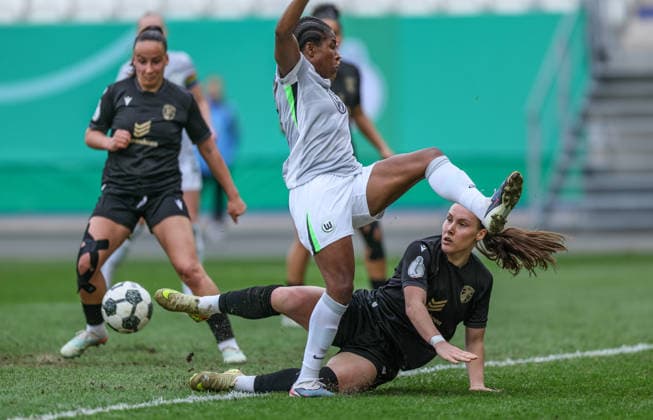 GER, Jena, Carl Zeiss Jena vs Vfl Wolfsburg, DFB Pokal Women, Football, DFB, Season 2025 2026, ad hoc Arena im Ernst Abbe Sportfeld, Semifinal in the picture from l Lineth Beerensteyn VfL Wolfsburg Women 9 , Felicia Sträßer Carl Zeiss Jena Women 8 DFB DFL REGULATIONS PROHIBIT ANY USE OF PHOTOGRAPHS AS IMAGE SEQUENCES AND OR QUASI VIDEO, 05 04 2025 Copyright: HMBxMedia HendrikxHamelau
