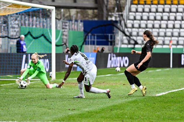 Soccer I Women I Season 2025 2026 I DFB Cup I FC Carl Zeiss Jena VfL Wolfsburg I 05 04 2026 Jasmin Janning 1, FC Carl Zeiss Jena is tested by Lineth Beerensteyn 9, VfL Wolfsburg and holds the shot on goal, right Felicia Sophie Sträßer 8, FC Carl Zeiss Jena Jena Ernst Abbe Sportfeld, ad hoc Arena Thüringen Germany Copyright: xLobeca InesxHähnelx