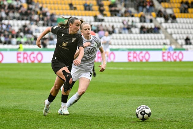 Soccer I Women I Season 2025 2026 I DFB Cup I FC Carl Zeiss Jena VfL Wolfsburg I 05 04 2026 Duel Nelly Juckel 31, FC Carl Zeiss Jena and Vivien Endemann 25, VfL Wolfsburg Jena Ernst Abbe Sportfeld, ad hoc Arena Thüringen Germany Copyright: xLobeca InesxHähnelx