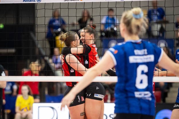 Lorena Lorber Fijok Dresdner SC, 17 and Emma Grome Dresdner SC, 04 hug each other with joy after winning the set GER, Allianz MTV Stuttgart Dresdner SC, Volleyball Bundesliga, VBL, 2025 2026 season, playoffs semi-final, match 1, 05 04 2026 GER, Allianz MTV Stuttgart Dresdner SC, Volleyball Bundesliga, VBL, 2025 2026 season, playoffs semi-final, match 1, 05 04 2026 Stuttgart Copyright: xSandyxDinkelackerx EP_SDR